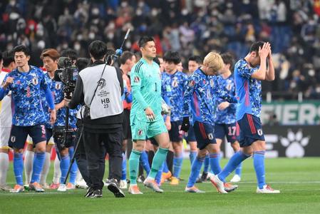 　ベトナムに引き分けて肩を落とす吉田ら日本代表イレブン（撮影・堀内翔）