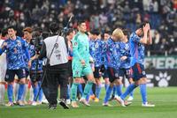 　ベトナムに引き分けて肩を落とす吉田ら日本代表イレブン（撮影・堀内翔）