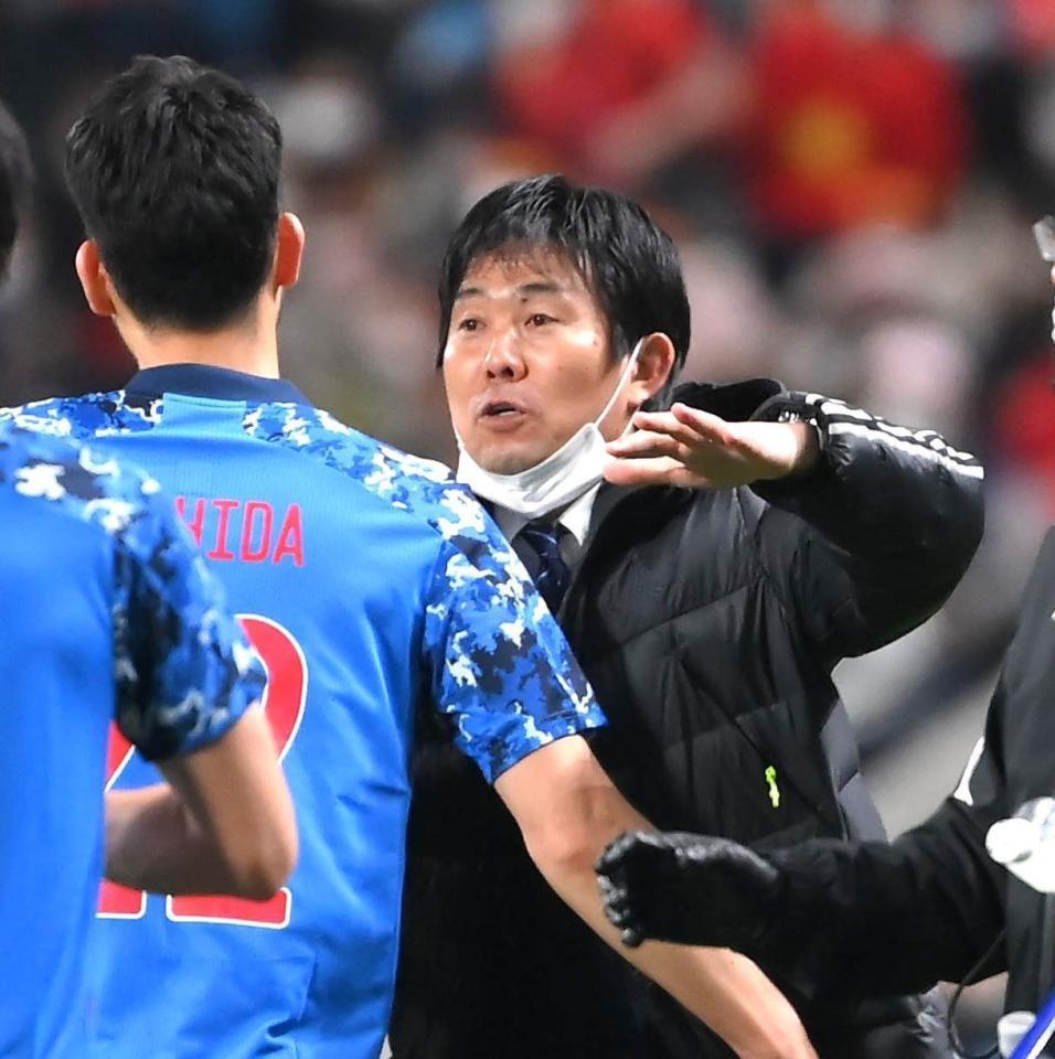 　後半、同点のゴールを決めた吉田（左）を迎える日本代表・森保監督（撮影・堀内翔）