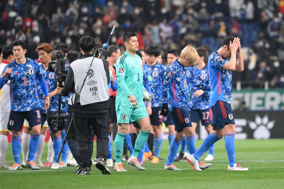 　ベトナムに引き分けて肩を落とす吉田ら日本代表イレブン（撮影・堀内翔）