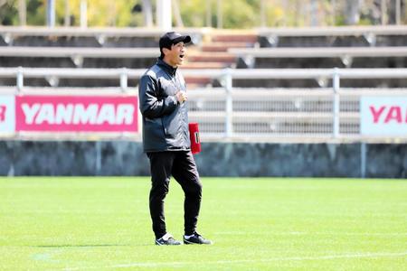 　川崎戦に向けた練習で気合を入れるＣ大阪・小菊監督（セレッソ大阪提供）