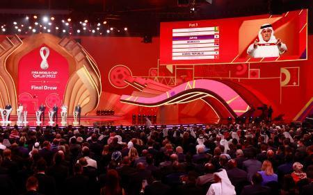 　サッカーＷ杯カタール大会の組み合わせ抽選会でＥ組に決まった日本＝１日、ドーハ（共同）