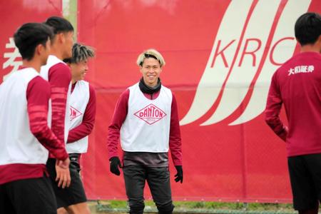 　練習中に笑顔を見せる神戸ＭＦ橋本（Ｃ）ＶＩＳＳＥＬ　ＫＯＢＥ