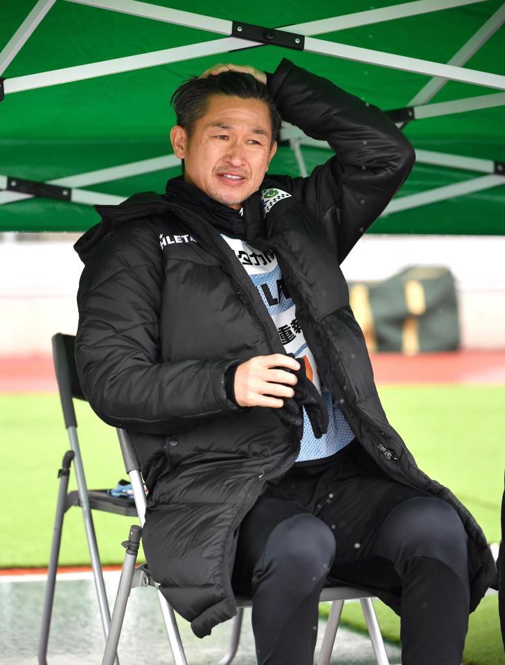 　ベンチスタートとなったカズ（撮影・西岡正）