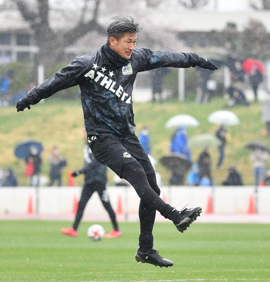 　ベンチスタートになり、試合前にシュート練習するカズ（撮影・西岡正）