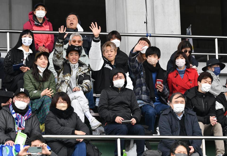 　ベンチスタートになったカズを見守るりさ子夫人（右）ら三浦ファミリ（撮影・西岡正）