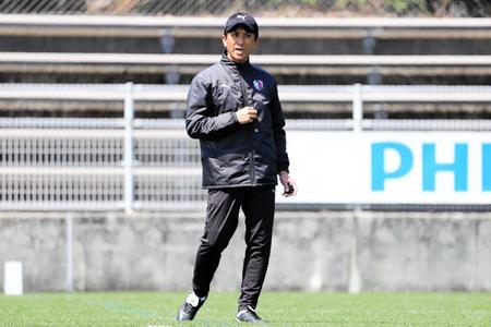 柏戦に向けて練習を行うＣ大阪・小菊監督（セレッソ大阪提供）