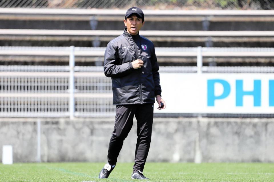 柏戦に向けて練習を行うＣ大阪・小菊監督（セレッソ大阪提供）