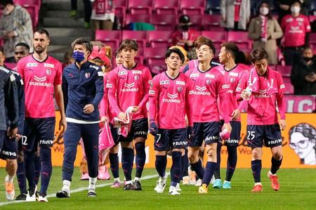 　柏に敗れ、肩を落とすＣ大阪イレブン＝ヨドコウ