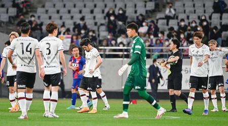 　ＦＣ東京に敗れ、肩を落とす神戸イレブン