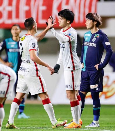 　先制ゴールを決め、ファンアラーノ（左）とタッチを交わす鹿島・上田