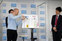 　日本トリムの電解水素水整水器アンバサダーに就任し、実証実験を行うイニエスタ（左）