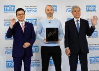 　会見に出席した（左から）森澤紳勝社長、イニエスタ、日本サッカー協会・大仁邦彌最高顧問