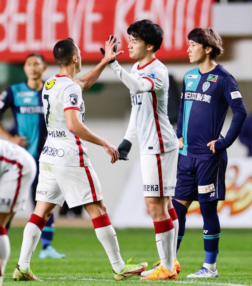 　先制ゴールを決め、ファンアラーノ（左）とタッチを交わす鹿島・上田