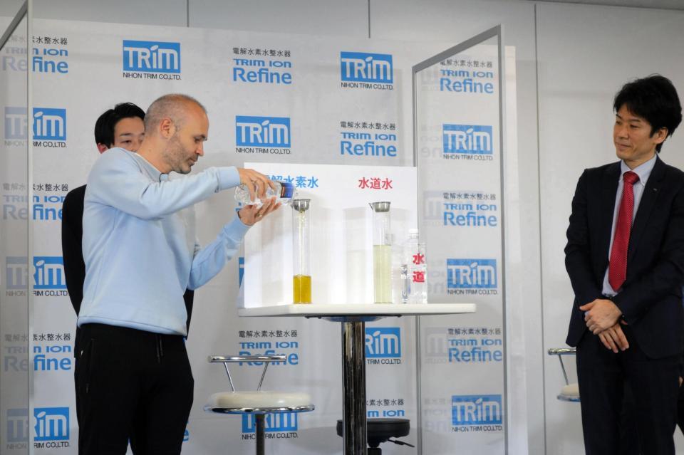 　日本トリムの電解水素水整水器アンバサダーに就任し、実証実験を行うイニエスタ（左）