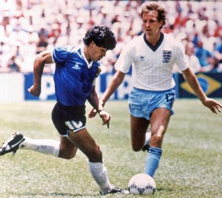 　８６年Ｗ杯メキシコ大会準々決勝でプレーする故マラドーナさん（左）（ＡＰ＝共同）