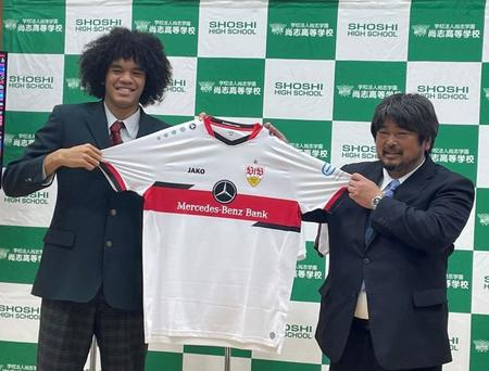 　会見するチェイス・アンリ（左）