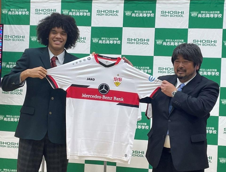 　会見するチェイス・アンリ（左）