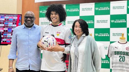 　笑顔を見せるチェイス・アンリ（中央）と父レジナルドさん（左）、母恵美さん（右）