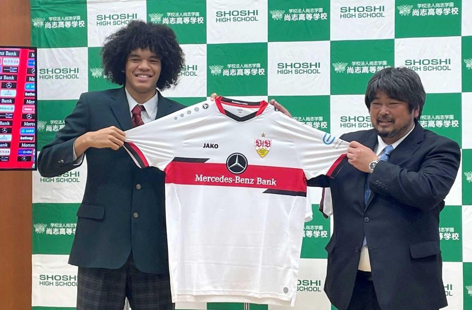 　会見するチェイス・アンリ（左）