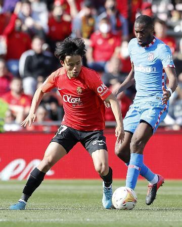 　アトレチコ・マドリード戦の後半、途中出場し競り合うマジョルカの久保建（左）＝パルマデマジョルカ（共同）