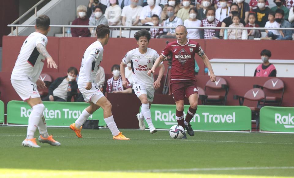 　前半、敵陣に攻め込む神戸・イニエスタ