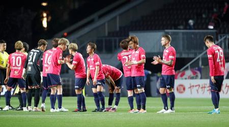 　鹿島に敗れ、肩を落とすＣ大阪イレブン
