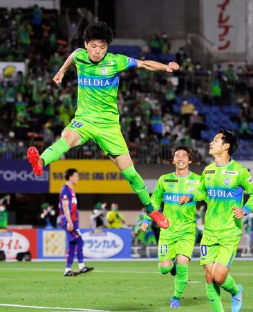 　後半、勝ち越しのＰＫを決め、跳び上がって喜ぶ湘南・町野