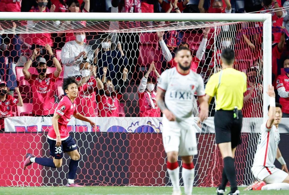 　後半、ゴールを決め、駆け出すＣ大阪・北野（左端）