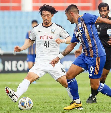 　蔚山戦の前半、競り合う川崎・家長（左）＝ジョホールバル（共同）