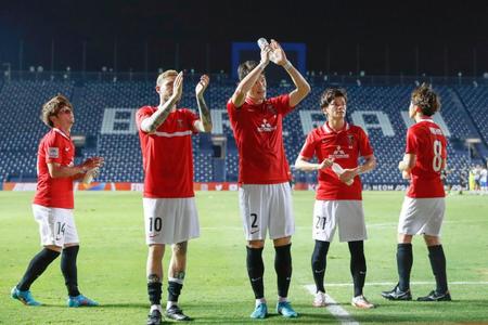 勝利し、サポーターの声援に応える酒井（中央）ら