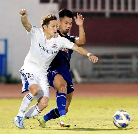 　ホアンアイン・ザライ戦で、競り合う横浜Ｍ・仲川（左）＝ホーチミン（ゲッティ＝共同）