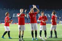 勝利し、サポーターの声援に応える酒井（中央）ら