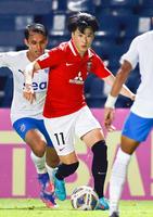 後半、攻め込む浦和・松尾（11）