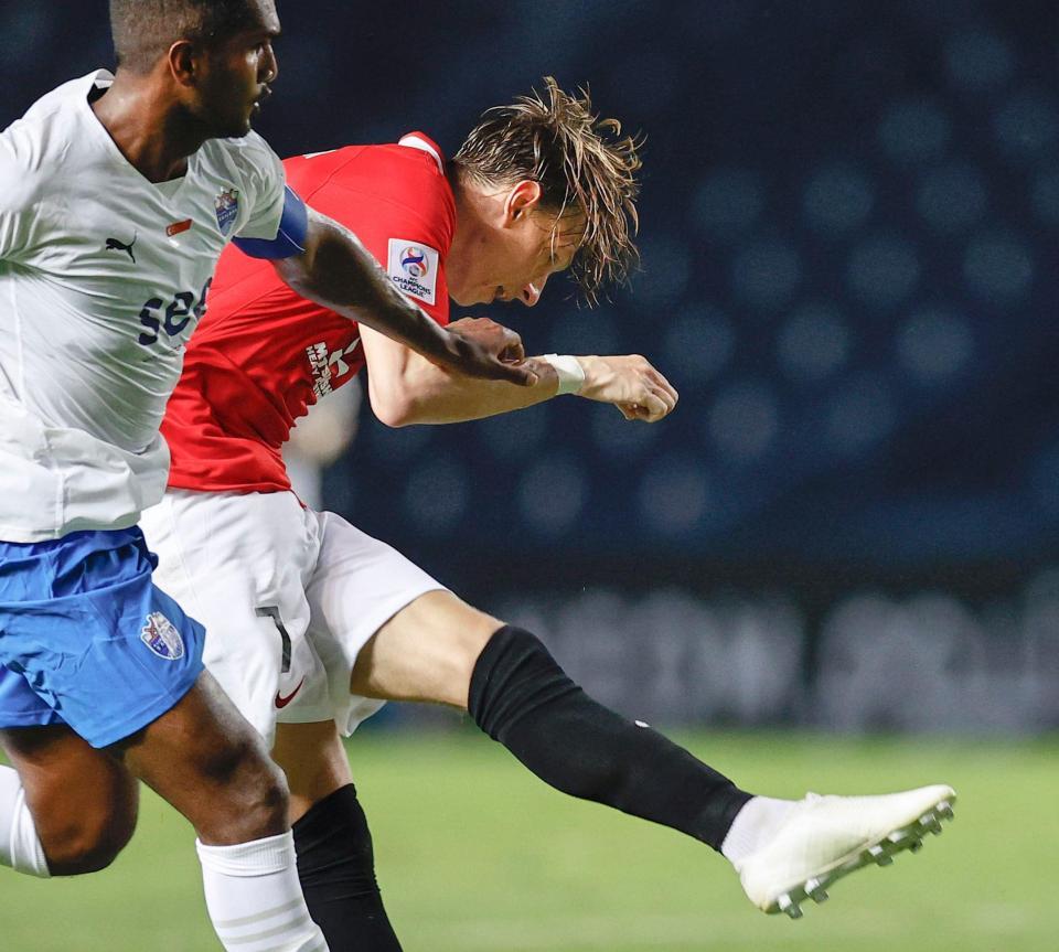 後半、シュートを放つ浦和・ユンカー（右）