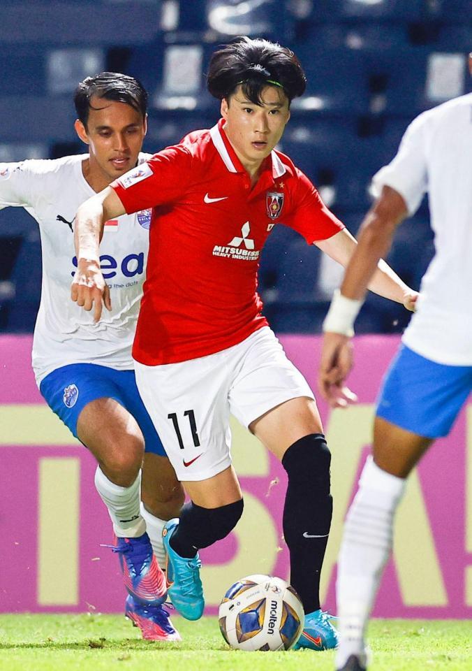 後半、攻め込む浦和・松尾（11）