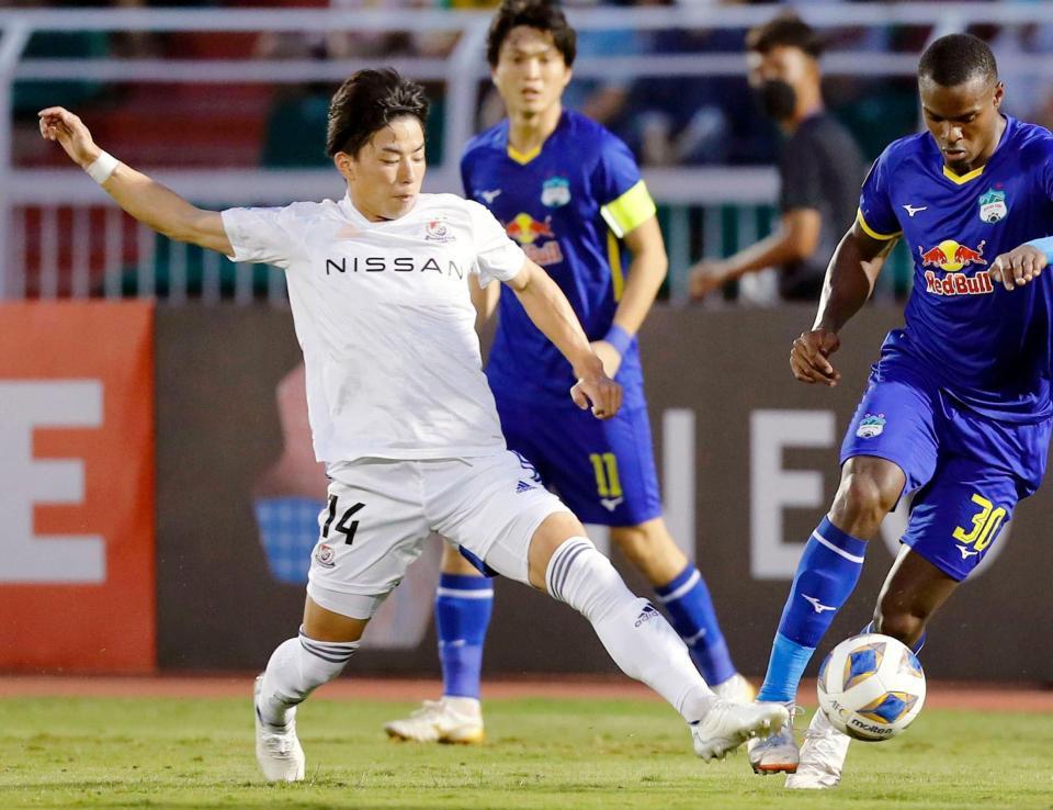 　ホアンアイン・ザライ戦で競り合う横浜Ｍ・吉尾（左）＝ホーチミン（ゲッティ＝共同）