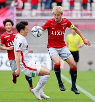 　前半、名古屋・中谷（左）と競り合う鹿島・鈴木