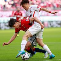 　後半、鹿島・常本（左）と競り合う名古屋・斎藤