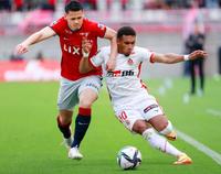 　後半、競り合う名古屋・マテウス（右）と鹿島・関川