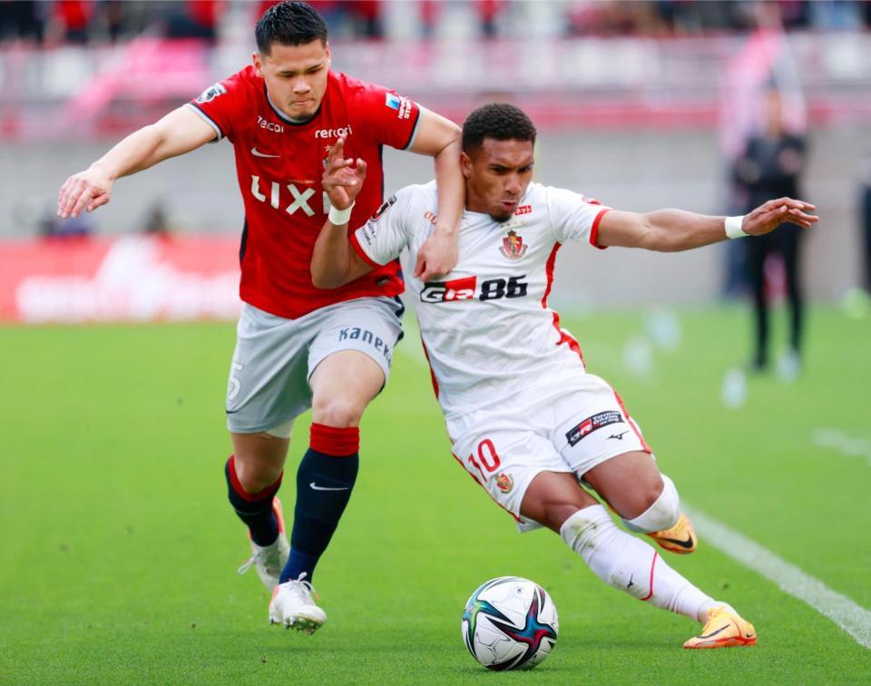 　後半、競り合う名古屋・マテウス（右）と鹿島・関川