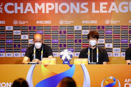 　会見に臨んだ神戸のロティーナ監督（左）とＭＦ扇原　（Ｃ）ＶＩＳＳＥＬ　ＫＯＢＥ