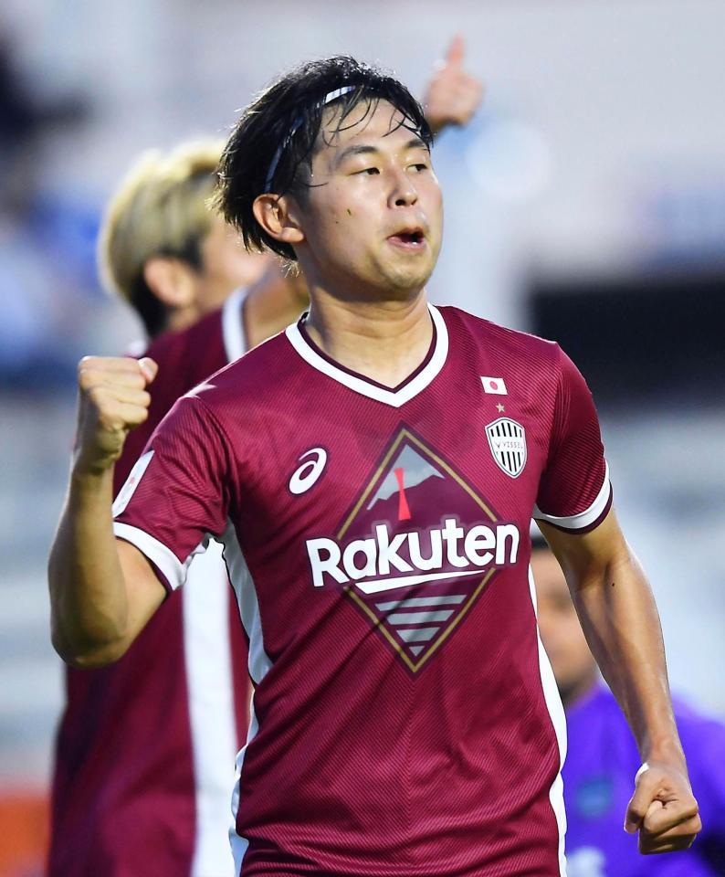 　傑志戦の前半、先制ゴールを決め、ガッツポーズする神戸・郷家＝ブリラム（ＡＰ＝共同）