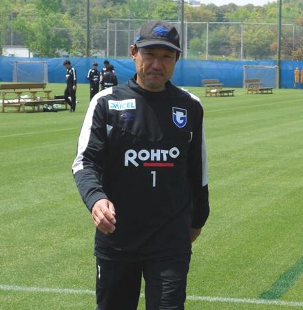 　練習後に取材に応じるＧ大阪・片野坂知宏監督