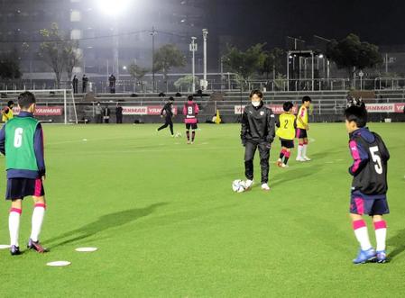 　指導者デビューを飾った大久保嘉人氏＝舞洲グラウンド
