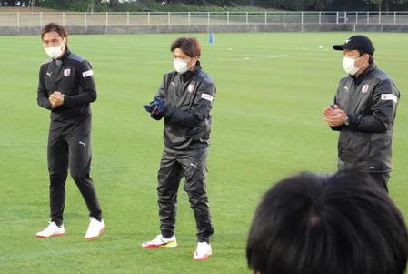 　「スペトレ」を開催した（左から）那須大亮氏、大久保嘉人氏、風間八宏氏