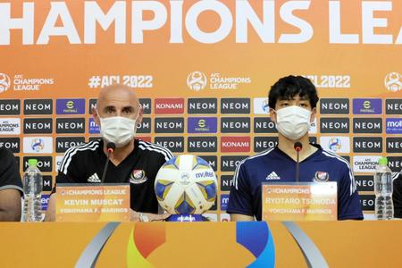 前日会見に出席した横浜Ｍのマスカット監督（左）とＤＦ角田＝（Ｃ）Ｙ．Ｆ．Ｍ