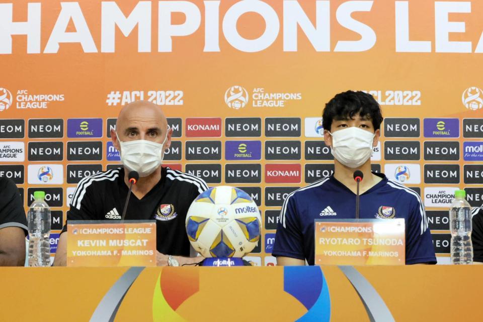 前日会見に出席した横浜Ｍのマスカット監督（左）とＤＦ角田＝（Ｃ）Ｙ．Ｆ．Ｍ