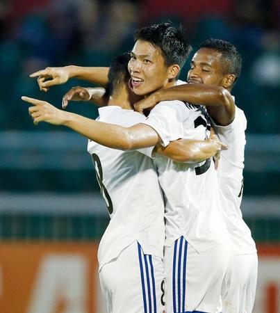 　シドニーＦＣ戦の前半、チーム２点目のゴールを決め喜ぶ横浜Ｍ・西村（中央）＝ホーチミン（共同）