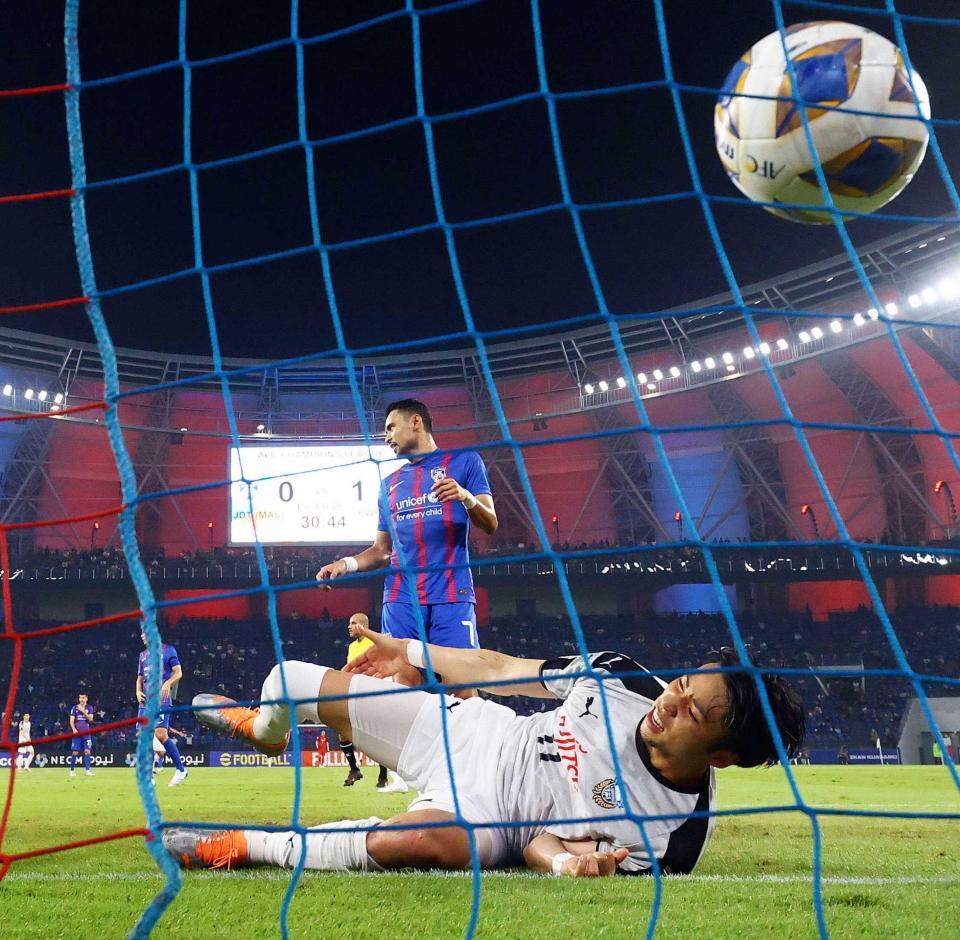 　前半、チーム２点目のゴールを決める川崎・小林（手前）（ゲッティ＝共同）